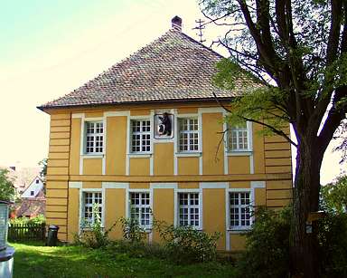 Luftkurort Egloffstein: Amtshaus mit historischem Wappen