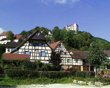 Luftkurort Egloffstein: Ehemaliges Färber- und Gerberhaus, darüber Burg Egloffstein