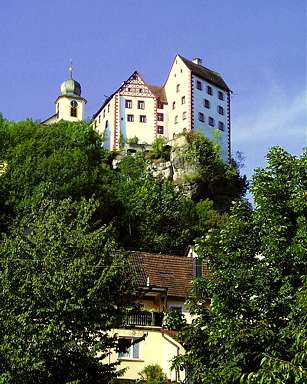 Luftkurort Egloffstein: Blick von der Ortsmitte auf die Burg
