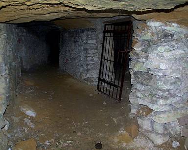 Luftkurort Egloffstein: Innenansicht der historischen Felsenkeller