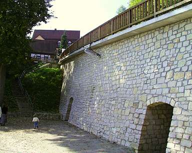 Luftkurort Egloffstein: Eingänge zu den historischen Felsenkellern