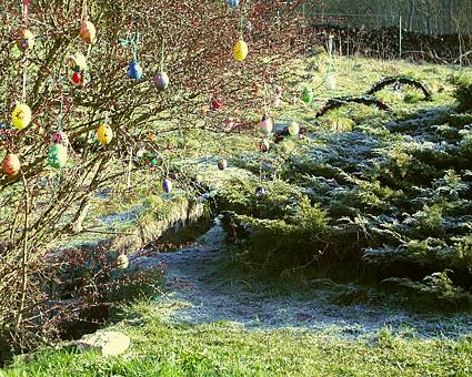 Osterbrunnen Egloffstein: Seitenansicht des Brunnen im Gries - zu finden direkt unter dem Café Heid