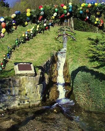 Osterbrunnen Egloffstein: Brunnen im Gries mit Osterschmuck
