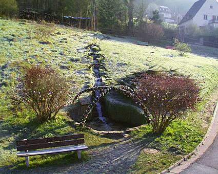 Osterbrunnen Egloffstein: Brunnen im Gries mit Osterschmuck