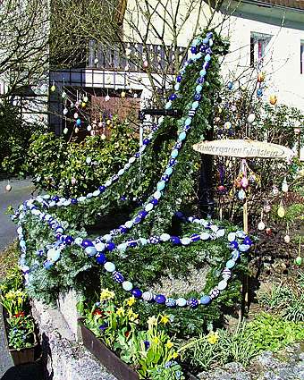 Osterbrunnen Egloffstein: Heids Brunnen mit Burg: Schmuck zu Ostern
