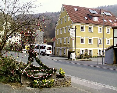 Osterbrunnen Egloffstein: Heids Brunnen mit Burg - Schmuck zu Ostern