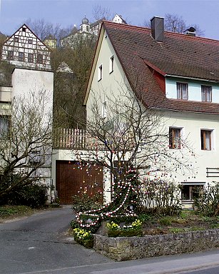 Osterbrunnen Egloffstein: Heids Brunnen mit Burg - Schmuck zu Ostern