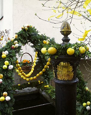 Osterbrunnen Egloffstein: Königsbrunnen mit Osterschmuck - Nahaufnahme des Osterschmucks