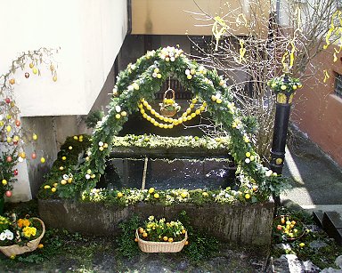 Osterbrunnen Egloffstein: Königsbrunnen zu Ostern - Straßenansicht