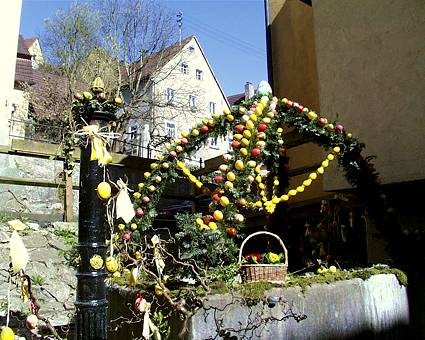Osterbrunnen Egloffstein: Königsbrunnen zu Ostern