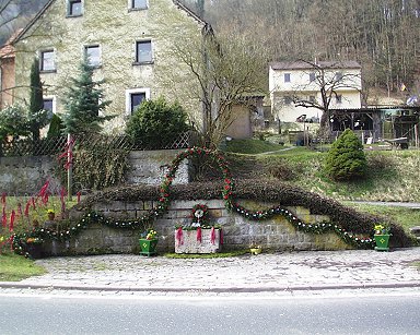 Osterbrunnen Egloffstein: Schützenbrunnen zu Ostern - Schmuck mit Eiern und Girlanden