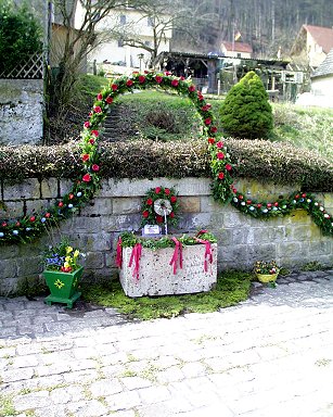 Osterbrunnen Egloffstein: Schützenbrunnen mit österlichem Schmuck