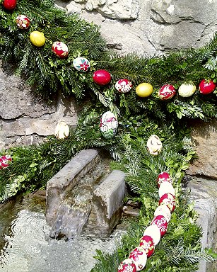 Osterbrunnen Egloffstein: Ehemaliger Waschbrunnen - Nahansicht des Osterschmucks