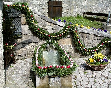 Osterbrunnen Egloffstein: Ehemaliger Waschbrunnen mit österlichem Schmuck