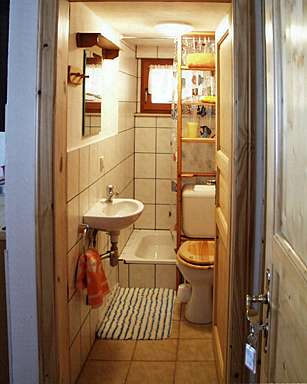 Ferienwohungen in Franken: Badezimmer FeWo Berg - Dusche und Waschbecken