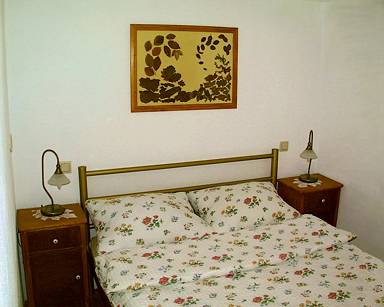 Ferienwohungen in Franken: Schlafzimmer FeWo Berg - Französisches Bett, klassisch bezogen