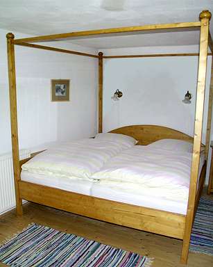Ferienwohungen in Franken: Schlafzimmer FeWo Tal - Himmelbett