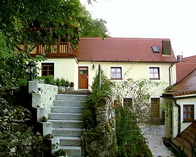Ferienwohungen in Egloffstein: Blick auf die Ferienwohnungen samt Laube