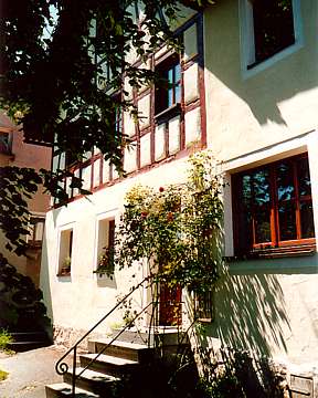 Ferienwohungen in Egloffstein: Hauseingang mit Rosen