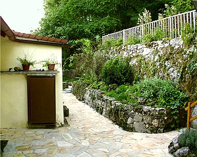 Ferienwohungen in Egloffstein: Blick durch den Innenhof zum Obstgarten